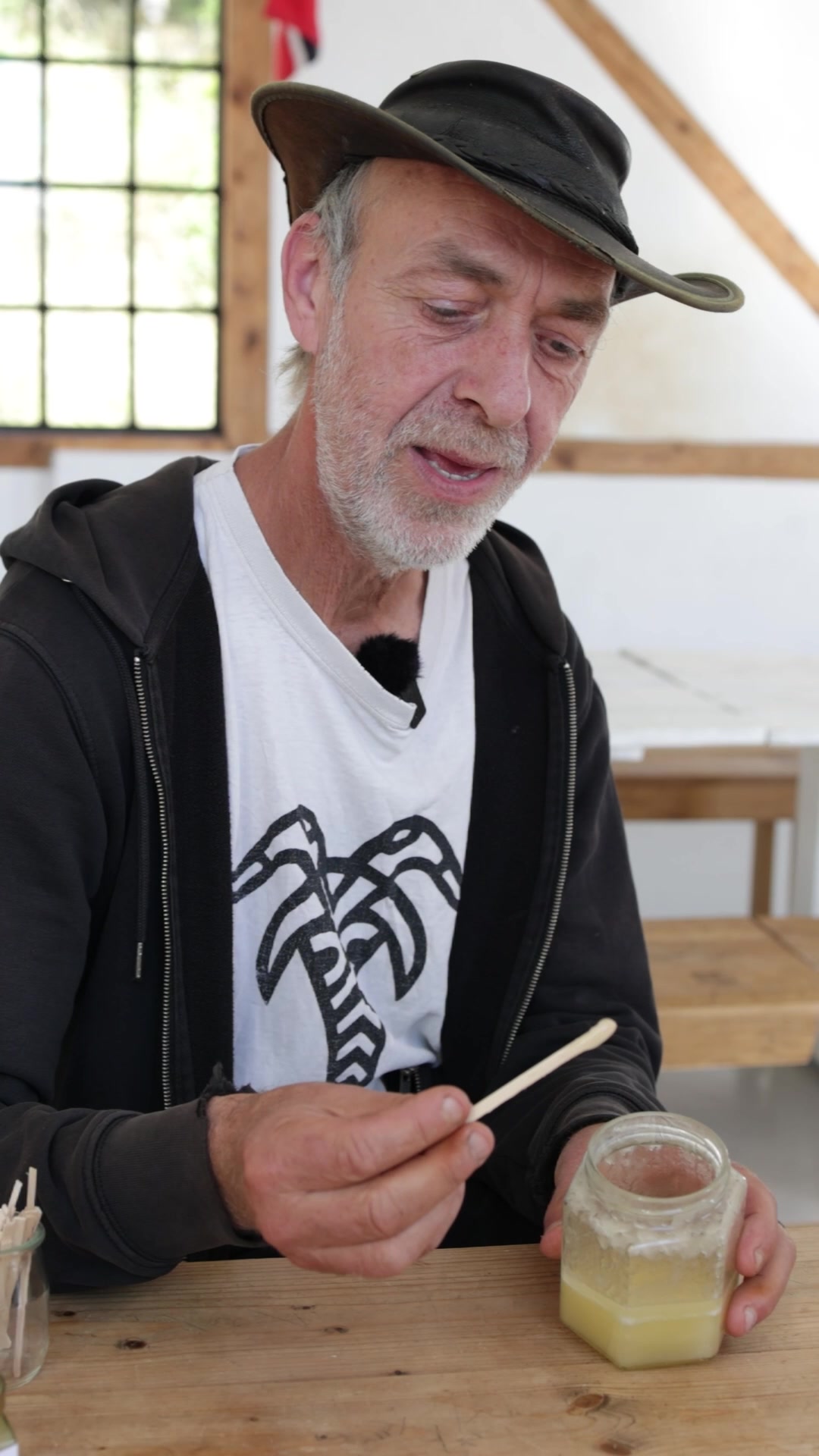Helge Haugen viser fram honning